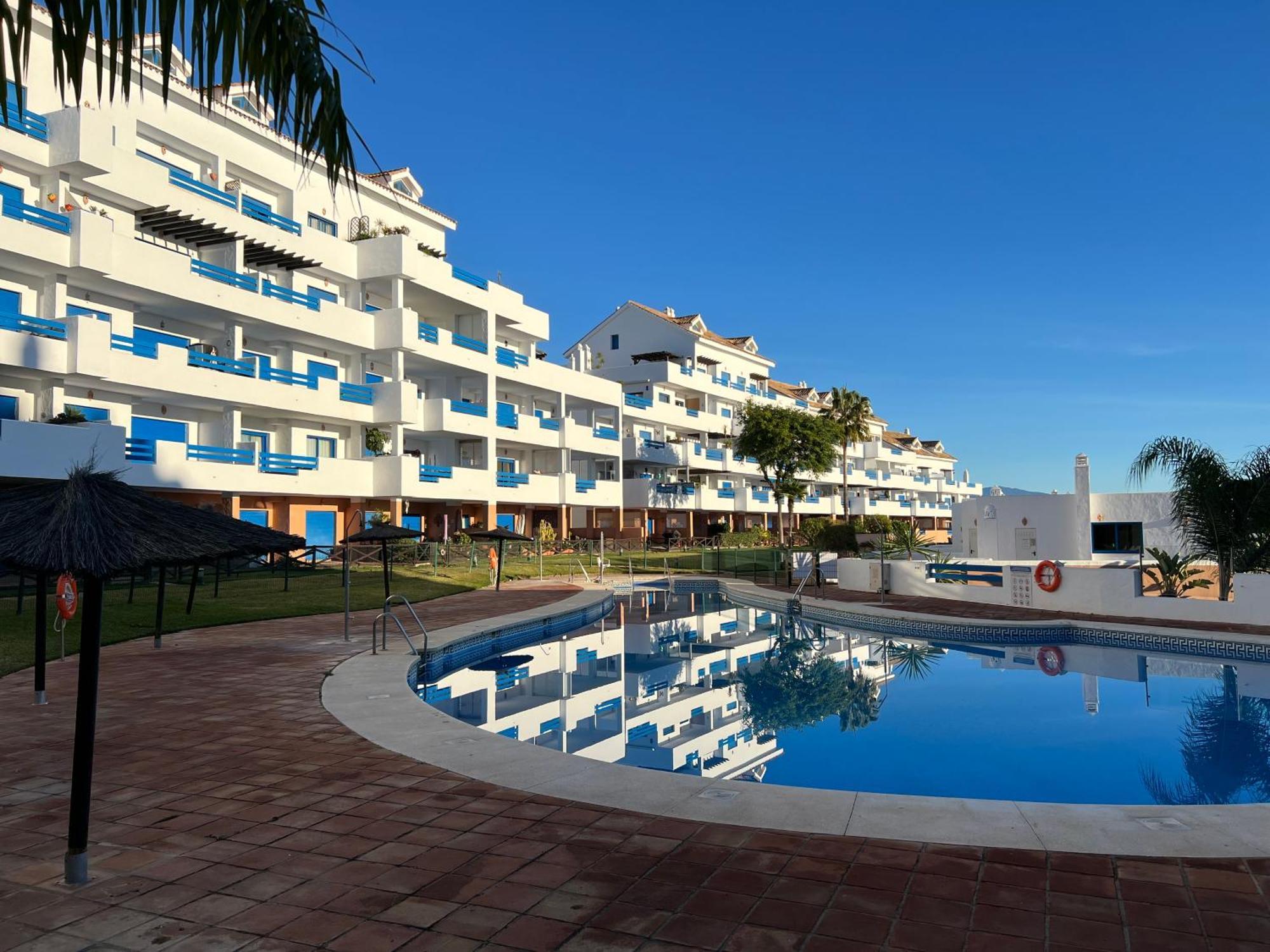 2 Bedrooms Sea And Pool View In Duquesa Golf & Gardens Manilva Appartement *